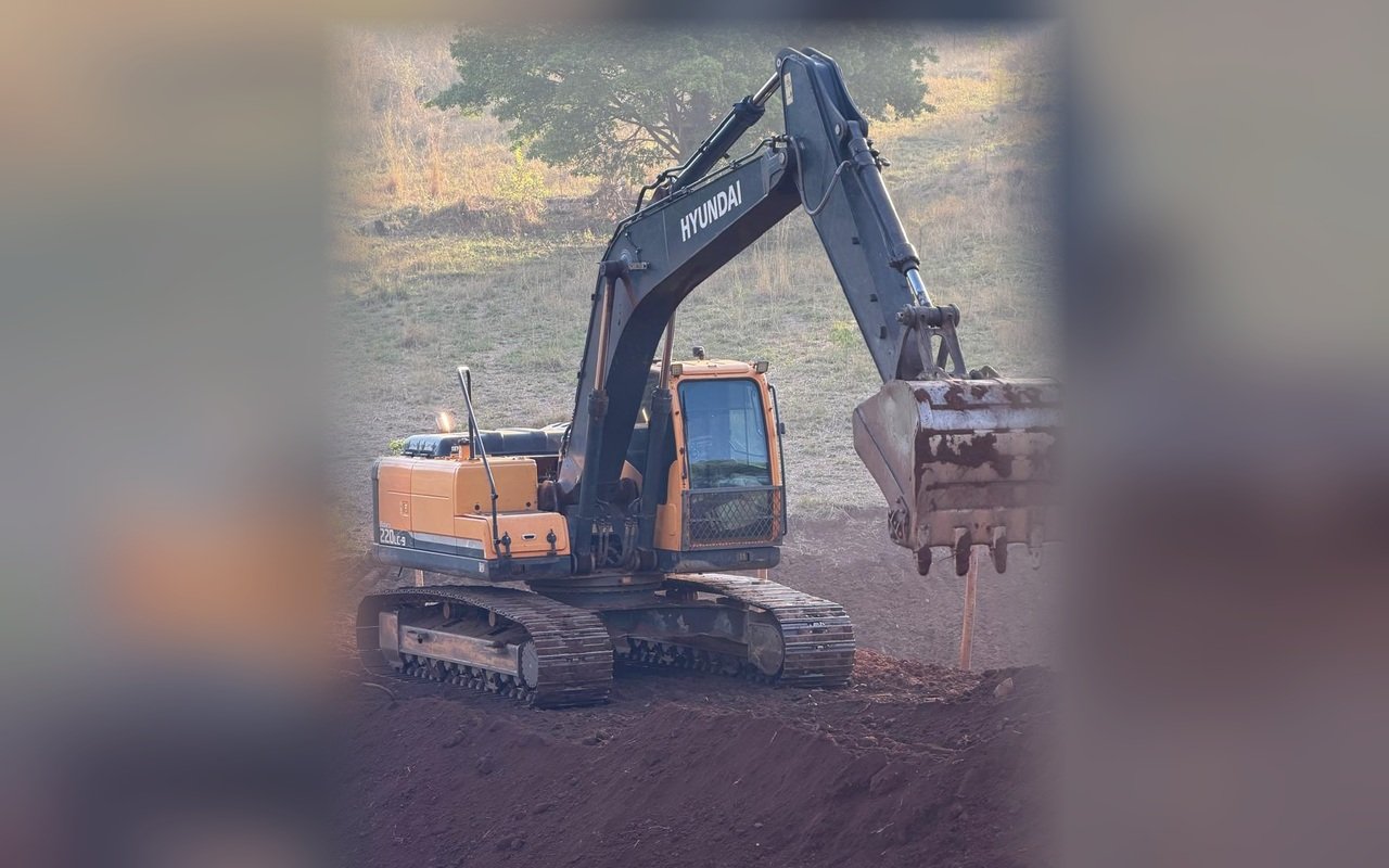 Escavadeira hidráulica Hyundai 220LC-9 da Castro Máquinas